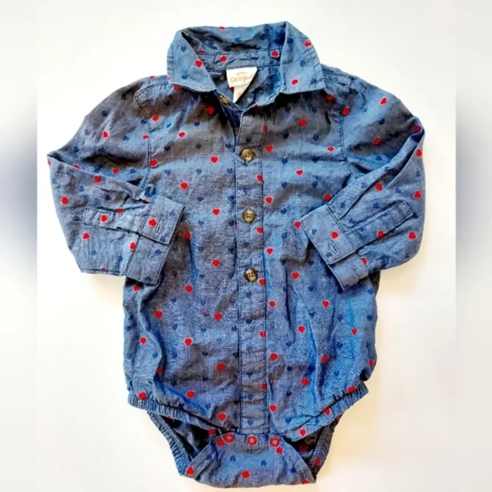 Cat & Jack Heart design chambray button down onesie 12m size Valentine baby phot